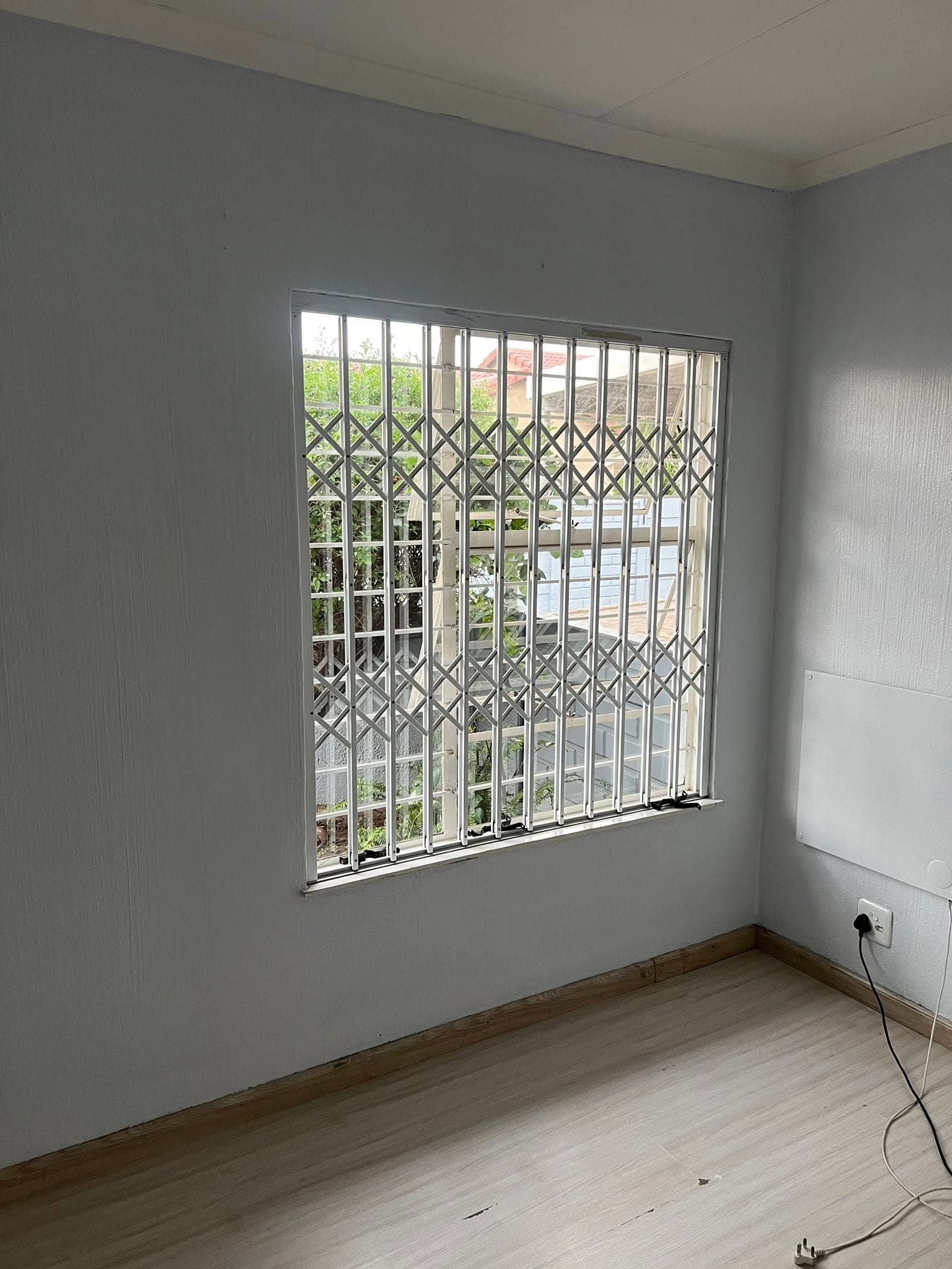 Aluminium window glazing and glass fitting